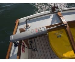 Exemple d'installation d'un pilote Raymarine ST2000 ST1000
